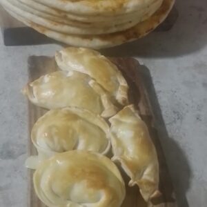 1 muzza más 1/2 doc de Empanadas de pollo o JyQ