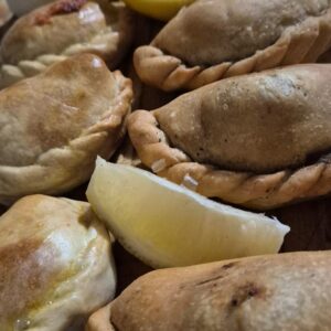 Empanadas de carne cortadas a cuchillo caseras  al disco ( Docena )