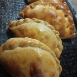 Empanadas de pollo o jamón y queso. ( Docena )
