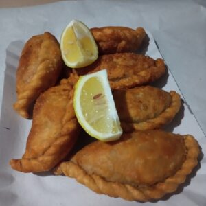 Empanadas de carne cortadas a cuchillo caseras  al disco ( Media docena )